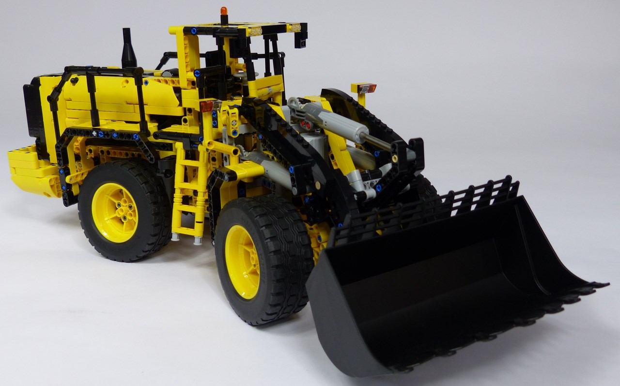 Soldes LEGO Technic - La chargeuse sur pneus télécommandée Volvo L350F  (42030) 2024 au meilleur prix sur